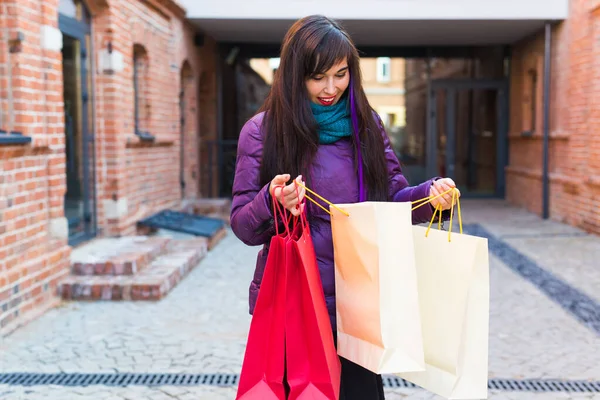 Einkaufs-, Konsum- und Verkaufskonzept - schöne Frau mit vielen Einkaufstüten auf einer Stadtstraße — Stockfoto