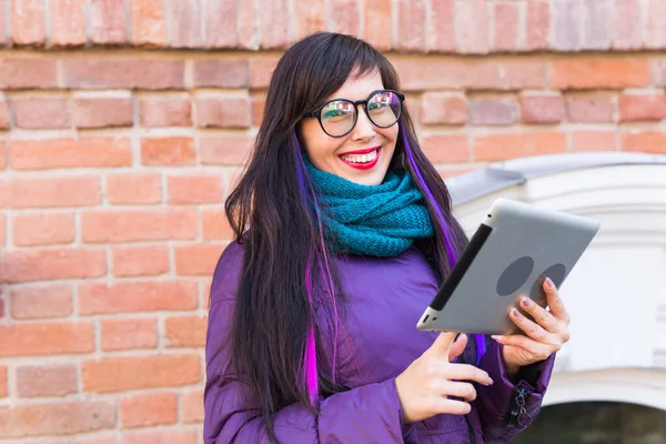 Tecnologie, concetto urbano e persone - Studente giovane donna che legge un ebook o tablet in una città — Foto Stock