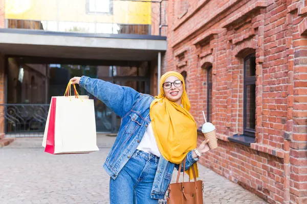 Satış ve satın alma konsepti - Alışveriş çantalarından alışveriş çantalarına sahip güzel bir Arap Müslüman kız — Stok fotoğraf
