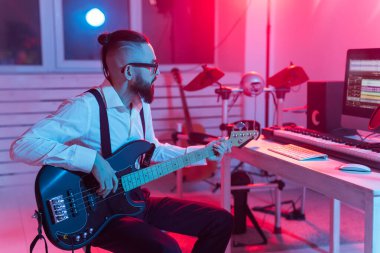Müzik ve stüdyo konsepti yaratmak - sakallı adam gitarist ev stüdyosunda elektro gitar kaydı yapıyor