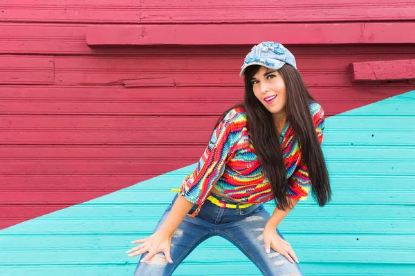 거리 댄스, 프리스타일, 재즈 펑크 개념 - 붉은 색 과푸른 벽돌 벽 위에서 힙합을 추는 아름다운 소녀 — 스톡 사진