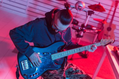 Müzik ve stüdyo konsepti yaratmak - sakallı adam gitarist ev stüdyosunda elektro gitar kaydı yapıyor