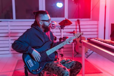 Müzik ve stüdyo konsepti yaratmak - sakallı adam gitarist ev stüdyosunda elektro gitar kaydı yapıyor