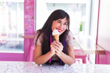 Yaz, gençlik ve tatlı konsepti - Güzel kız kafede dondurma yiyor