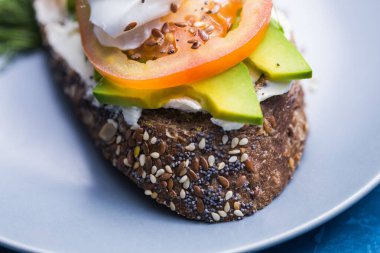 Füme somon, yumurta ve avakado soslu sandviç. Sağlıklı beslenme kavramı.