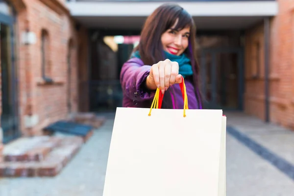 Compras, consumo y concepto de ventas - Mujer hermosa sosteniendo muchas bolsas de compras en una calle de la ciudad, primer plano — Foto de Stock