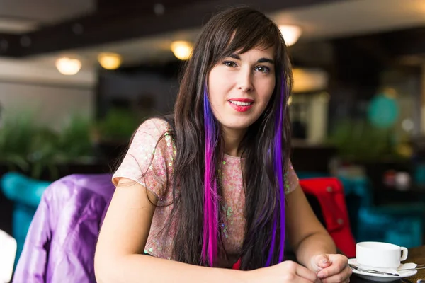 여러 가지 색깔의 머리를 한 젊은 유행하는 여자 가 카페에 앉아 있습니다 — 스톡 사진