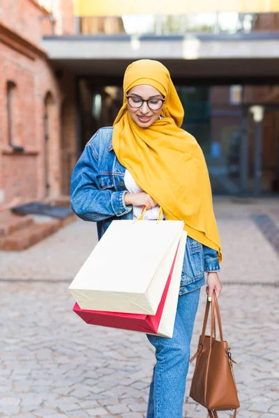 Sale and buying concept - Happy arab muslim κορίτσι με τσάντες ψώνια μετά το εμπορικό κέντρο — Φωτογραφία Αρχείου