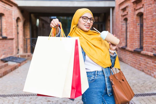 Πώληση και αγορά έννοια - Pretty arab muslim κορίτσι με τσάντες ψώνια μετά το εμπορικό κέντρο — Φωτογραφία Αρχείου