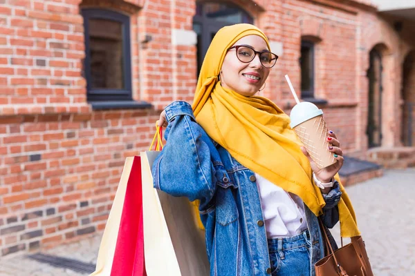 Satış ve satın alma konsepti - Alışveriş çantalarından alışveriş çantalarına sahip güzel bir Arap Müslüman kız — Stok fotoğraf