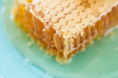 Bal ve bal peteği tabakta, yakın plan.