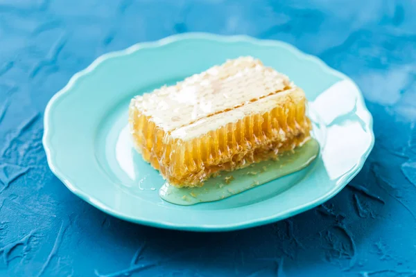 Мед с сотами на тарелке, крупным планом — стоковое фото