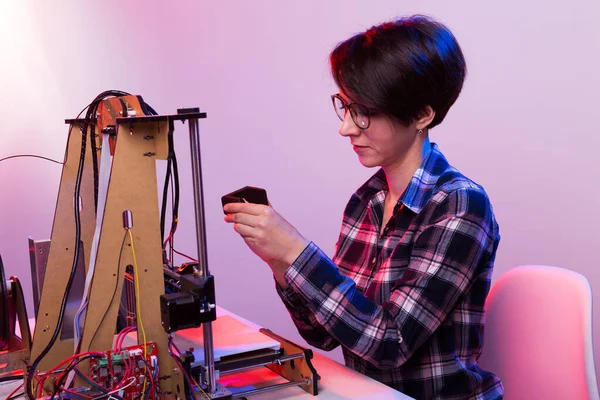 Arquitecto femenino usando impresora 3D en la oficina — Foto de Stock
