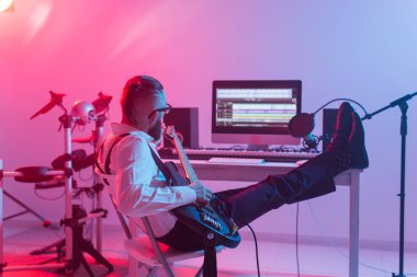 Müzik ve stüdyo konsepti yaratmak - sakallı adam gitarist ev stüdyosunda elektro gitar kaydı yapıyor