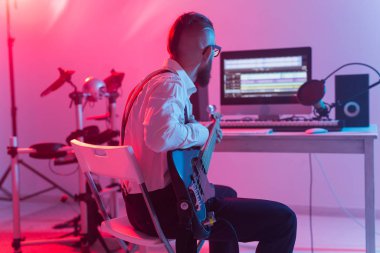 Müzik ve stüdyo konsepti yaratmak - sakallı adam gitarist ev stüdyosunda elektro gitar kaydı yapıyor