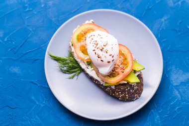 Füme somon, yumurta ve avakado soslu sandviç. Sağlıklı beslenme kavramı.