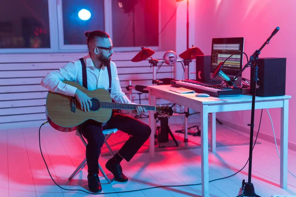 Erstellen Sie Musik und ein Tonstudiokonzept - Bartträger-Gitarrist nimmt E-Gitarren-Track im Heimstudio auf — Stockfoto