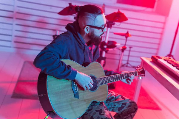 Crear música y un concepto de estudio de grabación - Guitarrista barbudo grabando pista de guitarra eléctrica en el estudio en casa — Foto de Stock