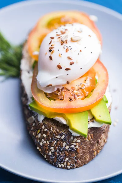 烤鲑鱼三明治，鸡蛋和鳄梨蓝色背景。健康营养概念. — 图库照片