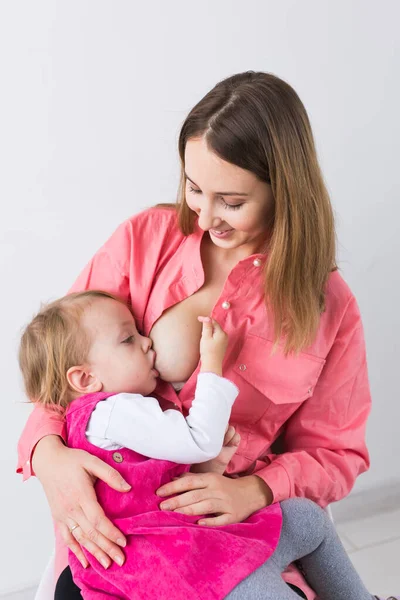 Zwangerschap, borstvoeding en zuigeling concept - Moeder geeft borstvoeding aan haar dochtertje — Stockfoto