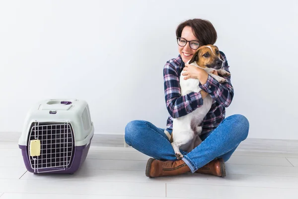 Sac de transport pour chien et concept de propriétaire d'animaux de compagnie - Jolie femme gaie en chemise à carreaux détient animal favori. femme heureuse avec son jack russell terrier — Photo