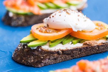 Füme somon, yumurta ve avakado soslu sandviç. Sağlıklı beslenme kavramı.