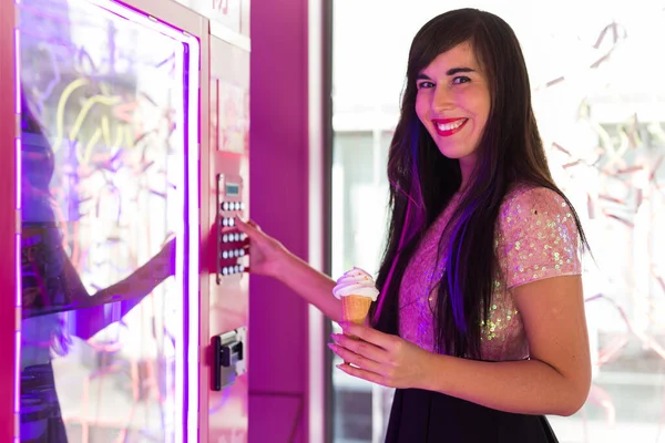 아주 젊고 젊은 여성 이 현대 음료 자판기를 사용하고 있습니다. 손을 다이얼 패드 위에 올려 놓는다. — 스톡 사진