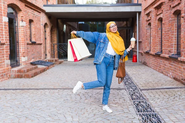 Försäljning och inköp koncept - Happy arab muslim flicka med shoppingväskor efter köpcentret — Stockfoto