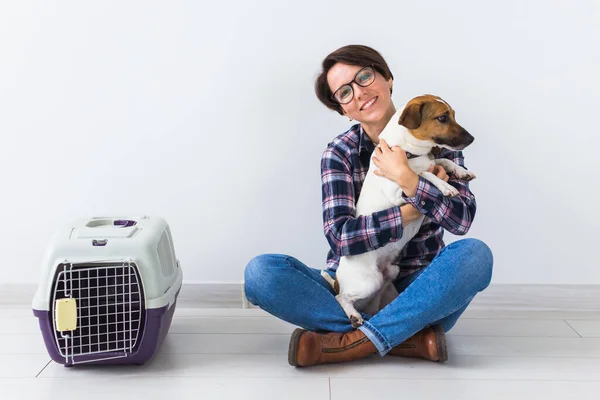 Sac de transport pour chien et concept de propriétaire d'animaux de compagnie - Jolie femme gaie en chemise à carreaux détient animal favori. femme heureuse avec son jack russell terrier — Photo