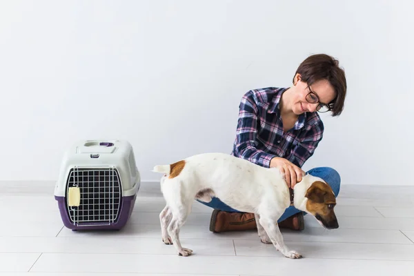 Sac de transport pour chien et concept de propriétaire d'animaux de compagnie - Jolie femme gaie en chemise à carreaux détient animal favori. femme heureuse avec son jack russell terrier — Photo