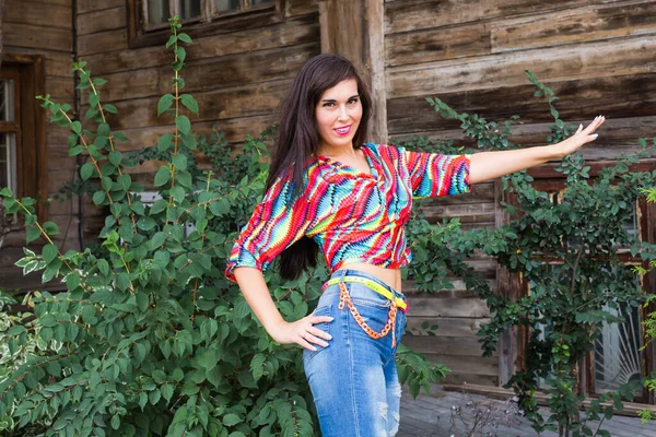 Street Shaabi Dance und Urban Dancer Konzept - Fröhlicher Bauchtanz mit arabischer Musik auf der Straße — Stockfoto