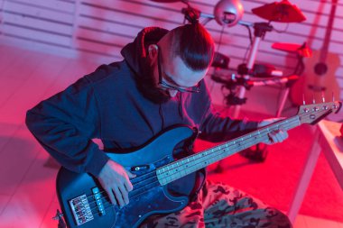 Müzik ve kayıt stüdyosu konsepti yaratmak - Sakallı komik adam gitaristi ev stüdyosunda elektro gitar kaydı yapıyor