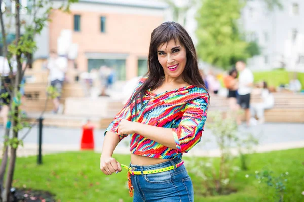 Street shaabi dance and urban dancer concept - Cheerful belly dancer dancing with arabic music on the street — Stock Photo, Image