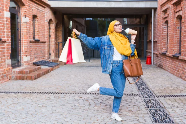 Sale and buying concept - Happy arab muslim κορίτσι με τσάντες ψώνια μετά το εμπορικό κέντρο — Φωτογραφία Αρχείου