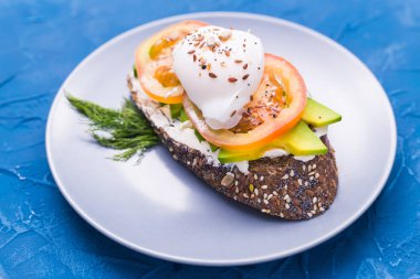 Füme somon, yumurta ve avakado soslu sandviç. Sağlıklı beslenme kavramı.