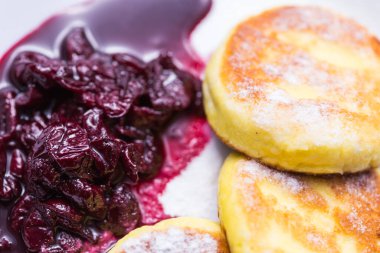 Kiraz reçelli süzme peynir krepleri, yakın çekim, üst manzara..