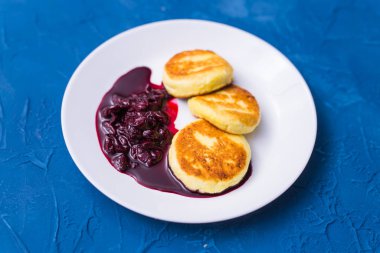 Kiraz reçelli süzme peynir krepleri, yakın çekim, üst manzara..