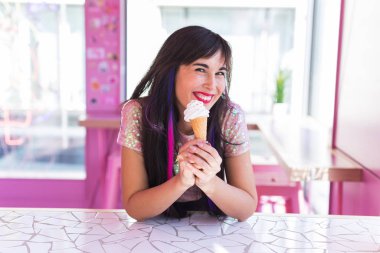Yaz, gençlik ve tatlı konsepti - Güzel kız kafede dondurma yiyor