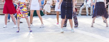 Sosyal dans ve flash mob konsepti. Yazın şehir sokaklarında eğlenmek ve dans etmek. Dansçıların ayaklarına yakın çekim.