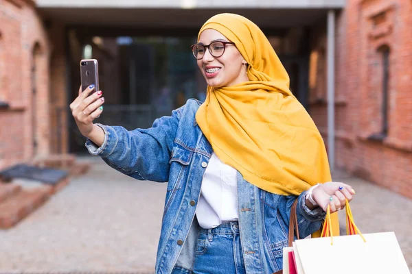 Πώληση, τεχνολογίες και αγοραστική ιδέα - Happy arab muslim γυναίκα λαμβάνοντας selfie σε εξωτερικούς χώρους μετά τα ψώνια — Φωτογραφία Αρχείου