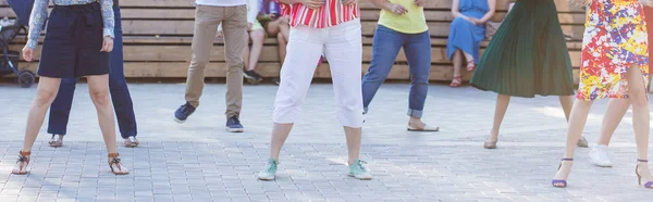 사교 댄스와 플래시 몹 개념 - 여름에 도시의 거리에서 함께 재미있고 춤을 추는 것. 댄서 발의 근접 사진. — 스톡 사진