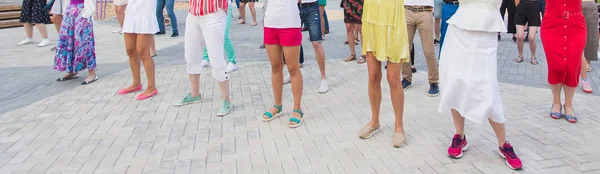 Sociální tanec a flashmob koncept - Zábava a tanec s v létě na městské ulici. Detailní záběr nohou tanečnic. — Stock fotografie