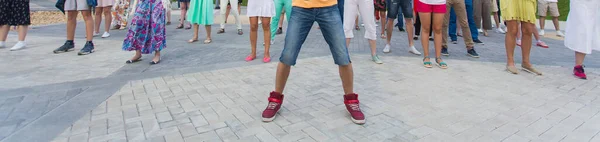 사교 댄스와 플래시 몹 개념 - 여름에 도시의 거리에서 함께 재미있고 춤을 추는 것. 댄서 발의 근접 사진. — 스톡 사진