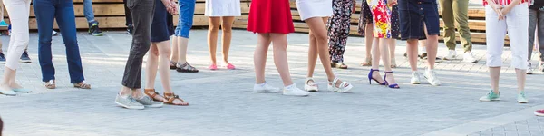 Gesellschaftstanz und Flashmob-Konzept - Spaß und Tanz mit im Sommer auf einer Stadtstraße. Nahaufnahme der Füße der Tänzer. — Stockfoto