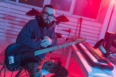 Müzik ve kayıt stüdyosu konsepti yaratmak - Sakallı komik adam gitaristi ev stüdyosunda elektro gitar kaydı yapıyor