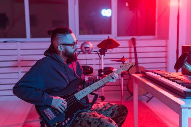 Müzik ve kayıt stüdyosu konsepti yaratmak - Sakallı komik adam gitaristi ev stüdyosunda elektro gitar kaydı yapıyor