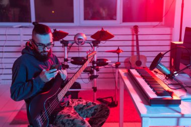 Müzik ve kayıt stüdyosu konsepti yaratmak - Sakallı komik adam gitaristi ev stüdyosunda elektro gitar kaydı yapıyor