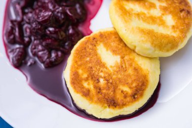 Kahvaltı ve lezzetli konsept - süzme peynirli krep, reçelli, mavi arka plan.