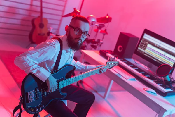 Crear música y un concepto de estudio de grabación - Barbudo guitarrista hombre divertido grabación de pista de guitarra eléctrica en el estudio en casa —  Fotos de Stock