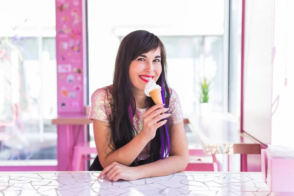 Zomer, jeugd en dessert concept - Mooi meisje genieten van een ijsje in cafe — Stockfoto